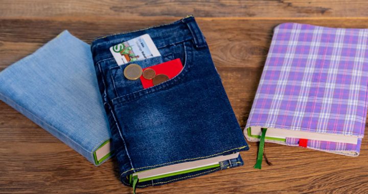 Ein viel genutzter Kalender wie der Grüne Faden will gut geschützt sein. Nähe dir einen Schutzumschlag aus einer alten Jeans oder Stoffresten selbst!