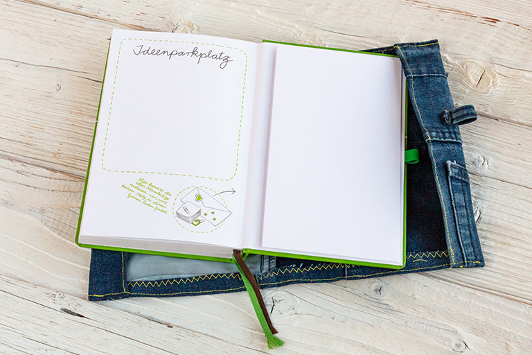 Ein viel genutzter Kalender wie der Grüne Faden will gut geschützt sein. Nähe dir einen Schutzumschlag aus einer alten Jeans oder Stoffresten selbst!